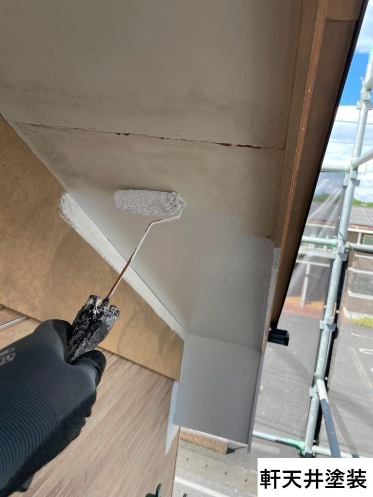 軒天の塗装を行います。<br />
細かな塗装も手作業で丁寧に塗装していきます。